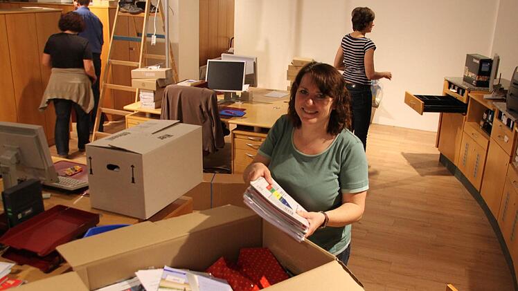 Manuela Larisch und ihre Kollegen haben am Freitag die neuen Räumlichkeiten im "Fritz" bezogen. Ab Montag wird hier die provisorische Hauptstelle der Kulmbacher Sparkasse bis zum Dezember untergebracht sein. In der eigentlichen Hauptstelle finden Sanierungsmaßnahmen statt. Fotos: Sebastian Martin