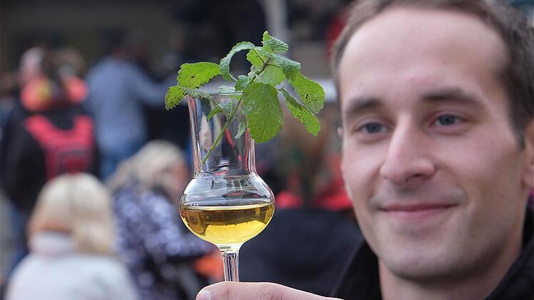 Andreas Lutz nutzt nun auch Pfefferminze und Zitronenmelisse als Grundlage für Destillate. Foto: Gerd Schaar