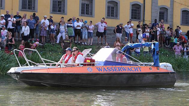 Zu den traditionellen Aufgaben der Wasserwacht zählt der Einsatz während der Sandkerwa. Archivfoto: RiegerPress