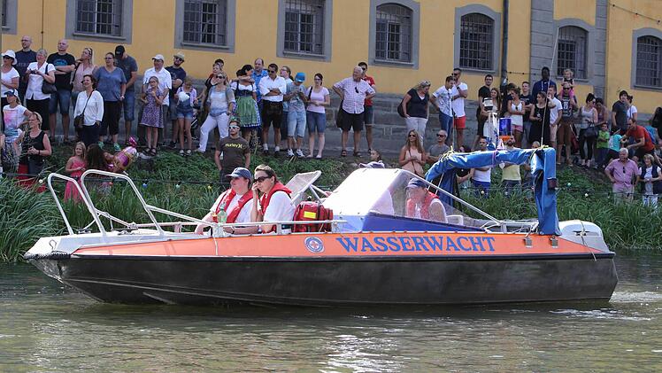 Zu den traditionellen Aufgaben der Wasserwacht zählt der Einsatz während der Sandkerwa. Archivfoto: RiegerPress