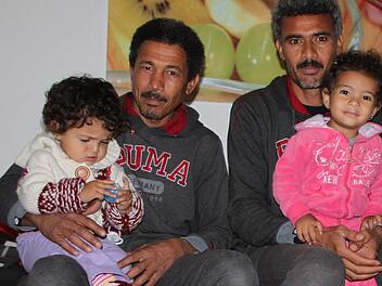 Die beiden Brüder Luqman (links) und Nasradin stammen aus Syrien. Sie leben mit ihrer Familie in der Unterkunft in Motten. Foto: Ulrike Müller/Archiv