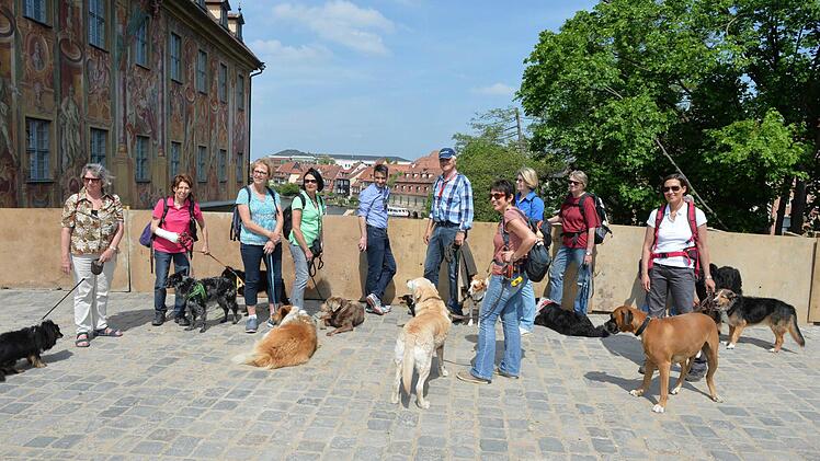Gästeführer Werner Kräußling (mit Mütze) und seine Gruppe von Zwei- und Vierbeinern auf der Oberen Brücke  Foto: Ronald Rinklef