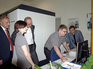 Horst Greifenstein (Dritter von links) zeigt die Programmierung des neuen Messautomats "Zeiss Metrotom 800", der im Hintergrund zu sehen ist. Mit dabei (von links) Fritz Kempf (Sparkasse Kulmbach-Kronach), Christin Greifenstein, Steuerberater Karl-H. Fick, verdeckt Simone Rieß (MyPlastics), Bürgermeister Jens Korn.  Foto: Susanne Deuerling
