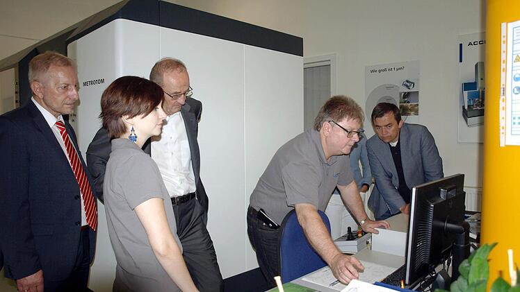 Horst Greifenstein (Dritter von links) zeigt die Programmierung des neuen Messautomats "Zeiss Metrotom 800", der im Hintergrund zu sehen ist. Mit dabei (von links) Fritz Kempf (Sparkasse Kulmbach-Kronach), Christin Greifenstein, Steuerberater Karl-H. Fick, verdeckt Simone Rieß (MyPlastics), Bürgermeister Jens Korn.  Foto: Susanne Deuerling
