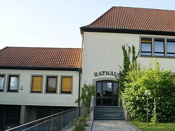 Das Rathaus Rauhenebrach in Untersteinbach soll energetisch saniert und umgebaut werden. Der Gemeinderat besprach die Details.  Foto: sw/Archiv