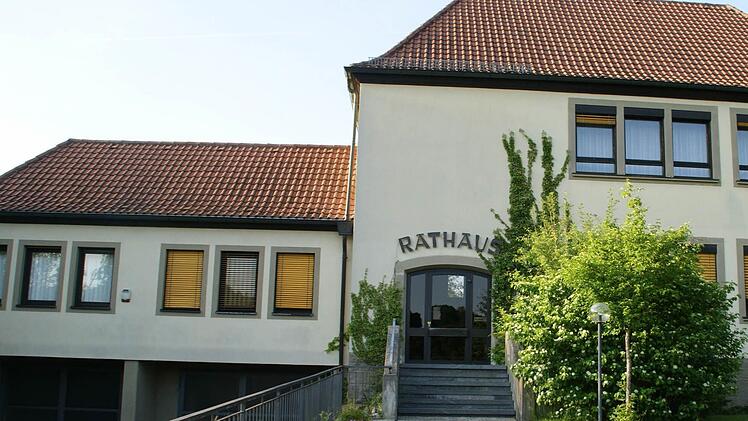 Das Rathaus Rauhenebrach in Untersteinbach soll energetisch saniert und umgebaut werden. Der Gemeinderat besprach die Details.  Foto: sw/Archiv
