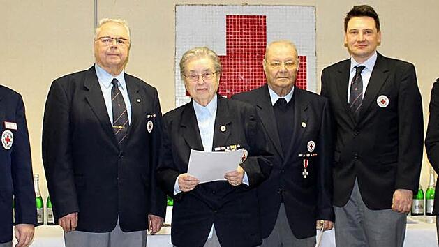 Ehrung f&uuml;r hochverdiente Kr&auml;fte beim Roten Kreuz(von links): Stellvertretender Vorsitzender Klaus Schulz, J&uuml;rgen Wachter (50 Dienstjahre), Anneliese und Helmut Gratza (beide 60 Dienstjahre), Stellvertretender Kreisgesch&auml;ftsf&uuml;hrer Michael Ruthrof und Kreisbereitschaftsleiter Michael H&ouml;rmann Foto: p