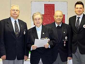 Ehrung für hochverdiente Kräfte beim Roten Kreuz(von links): Stellvertretender Vorsitzender Klaus Schulz, Jürgen Wachter (50 Dienstjahre), Anneliese und Helmut Gratza (beide 60 Dienstjahre), Stellvertretender Kreisgeschäftsführer Michael Ruthrof und Kreisbereitschaftsleiter Michael Hörmann Foto: p
