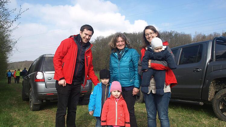 Die jüngsten Teilnehmer Elias, Anna und Tobias Keßler mit ihren Eltern Katrin und Benedikt sowie dessen Mutter Ulrike (Mitte). Foto: Stefan Geiger