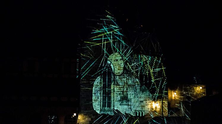 Mit einer Live-Installation beteiligt sich der Lichtkünstler Philipp Geist am Samstag an der 13. Coburger Museumsnacht. Am Donnerstag richtete er seine Installation im Hof der Veste ein (© Philipp Geist / VG Bild-Kunst Bonn 2017 ).Foto: Jochen Berger