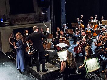 Unter der Leitung von Roland Kluttig begeisterte das Philharmonische Orchester beim Sinfoniekonzert im Landestheater. Gefeierte Solistin war die Mezzosopranistin Uto Döring-Fleury.Foto: Jochen Berger