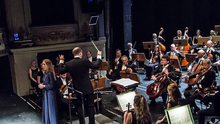 Unter der Leitung von Roland Kluttig begeisterte das Philharmonische Orchester beim Sinfoniekonzert im Landestheater. Gefeierte Solistin war die Mezzosopranistin Uto Döring-Fleury.Foto: Jochen Berger