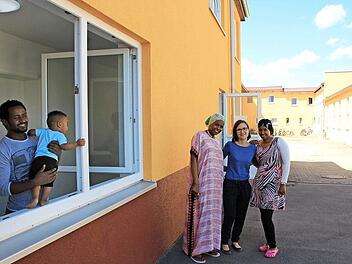 Die Diplom-P&auml;dagogin Carolin Koch (Mitte) setzt sich daf&uuml;r ein, die Bedingungen in der H&ouml;chstadter Gemeinschaftsunterkunft am Lappacher Weg zu verbessern.  Foto: Andreas Dorsch/Archiv