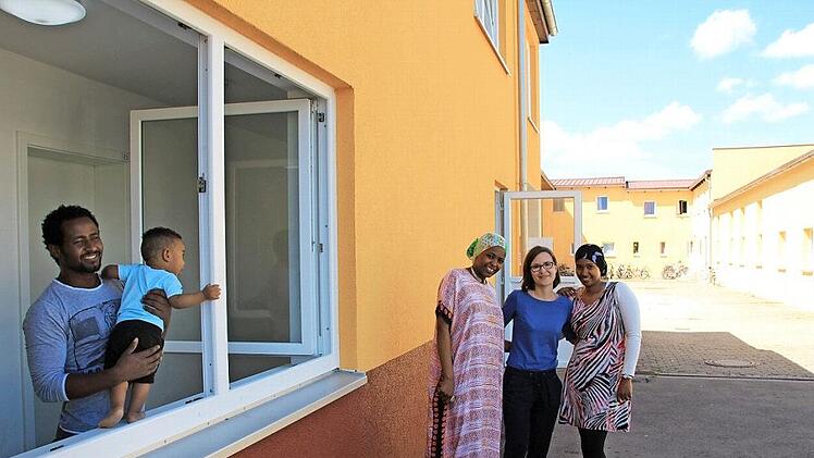 Die Diplom-P&auml;dagogin Carolin Koch (Mitte) setzt sich daf&uuml;r ein, die Bedingungen in der H&ouml;chstadter Gemeinschaftsunterkunft am Lappacher Weg zu verbessern.  Foto: Andreas Dorsch/Archiv