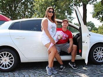 Chrisi Thurner und Alexander Bieniußa besuchen Freunde in Erfurt und haben extra eine Schultüte dabei. Foto: Ronald Heck