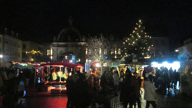 Der Marktplatz bot den Besuchern ein buntes, vorweihnachtliches Treiben.  Foto: Winfried Ehling