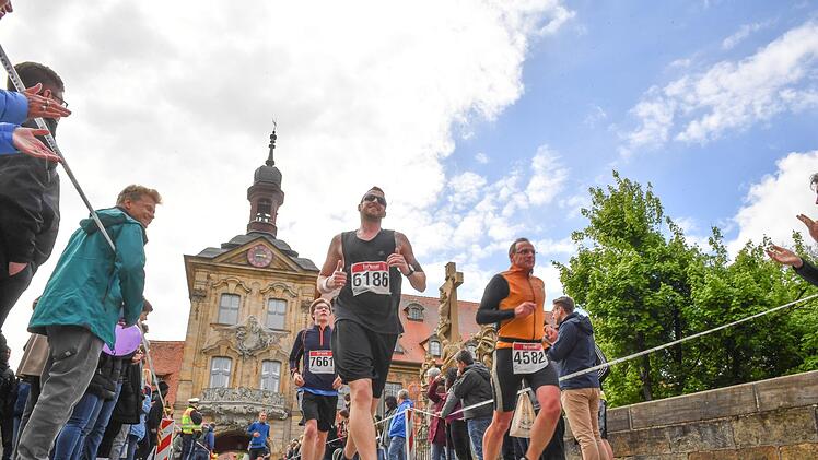Vom Alten Rathaus in Bamberg ist das Ziel nicht mehr weit, da grinste schon der ein oder andere Läufer beim Weltkulturerbelauf in Bamberg.  Foto: Ronald Rinklef