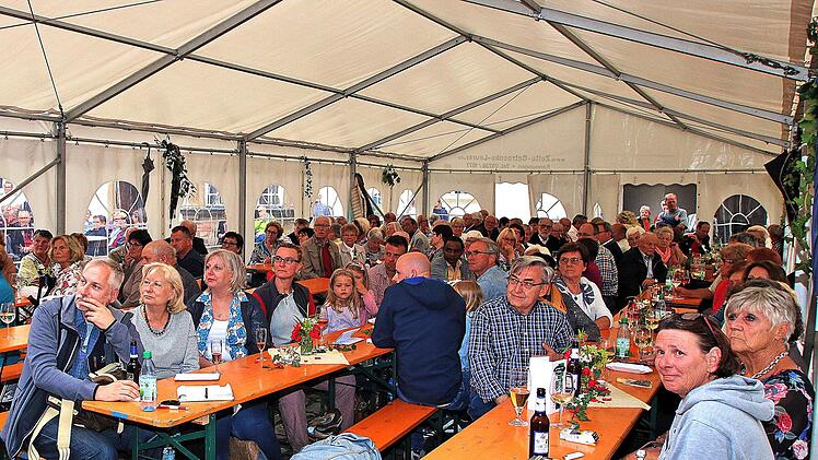 Gut geschützt waren die Besucher des "Musikalischen Weinschlosses". Doch  zum Glück regnete es am Sonntagnachmittag gar nicht mehr. Foto: Dieter  Britz