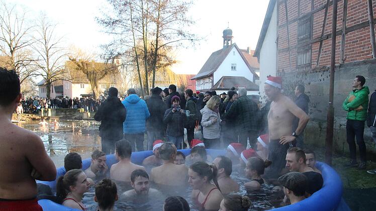 Impressionen vom Neujahrsschwimmen in Stöppach (Gemeinde Untersiemau, Landkreis Coburg)Michael Stelzner