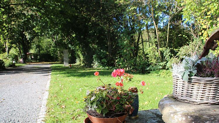 Auf dieser Wiese neben der Kreuzigungsgruppe wird in Münnerstadt schon seit ein paar Jahren eine naturnahe Bestattung angeboten. Jetzt sollen Baumbestattungen hinzukommen. So hat es der Haupt- und Finanzausschuss dem Stadtrat empfohlen. Foto: Thomas Malz