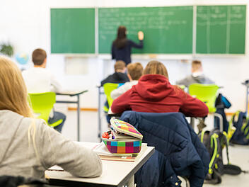 Damit die Kinder beim Lüften der Klassenzimmer nicht frieren müssen, fordern die Grünen in Coburg Decken
