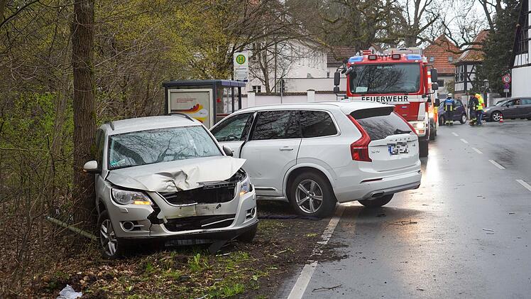 Nach Kollision mit mehreren Fahrzeugen: Kripo ermittelt wegen eines versuchten Tötungsdelikts - 50-Jähriger mit mutmaßlich überhöhter Geschwindigkeit unterwegs - Volvo gerät in Gegenverkehr und streift seitlich entgegenkommenden Renault - Anschließend Kollision mit VW, der anschließend gegen Baum prallt - Unfallverursacher und VW-Fahrer leicht verletzt - Staatsanwaltschaft stellt Haftantrag gegen 50-Jährigen wegen versuchtem Tötungsdelikt - Zuständiger Ermittlungsrichter muss entscheiden