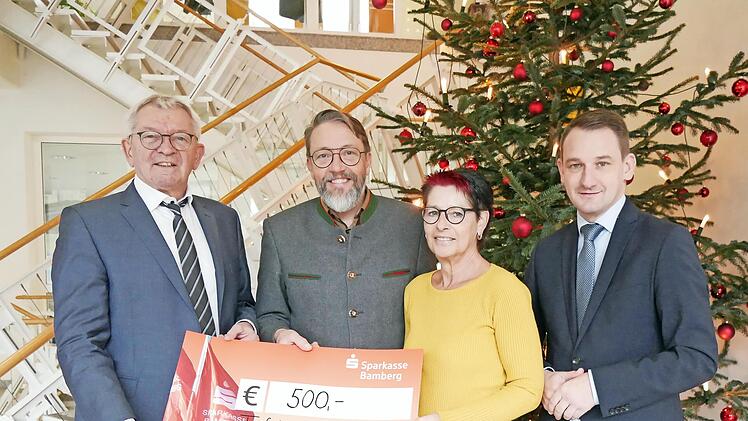 Landrat Johann Kalb (v.l.), der Geschäftsführer der GKG, Udo Kunzmann, Debrah Neser, die Leitung der Tafel Burgebrach, und der Bürgermeister von Burgebrach, Johannes Maciejonczyk, bei der Spendenübergabe