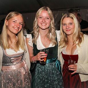 Dirndl vs. Lederhosen