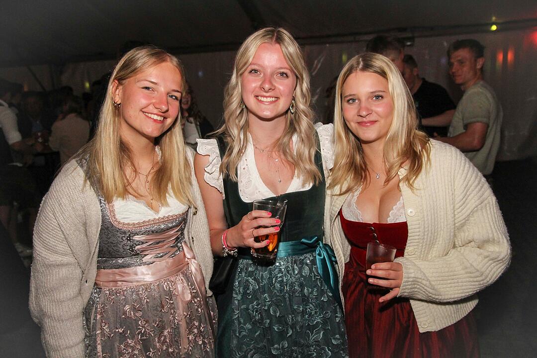 Dirndl vs. Lederhosen