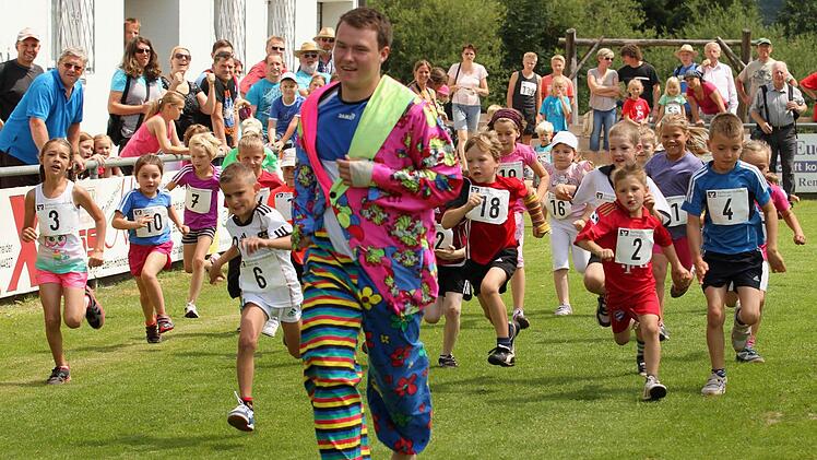 Schon den Kleinsten machte es riesigen Spaß beim Bambinilauf, zumal sie von einem Clown angefeuert wurden.