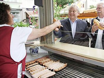 FDP-Landtagsabgeordneter Thomas Hacker und Wirtschaftsminister Martin Zeil machten am Freitag im Rahmen ihrer Bratwurst-Tour Station in Kulmbach. Foto: Sonja Adam