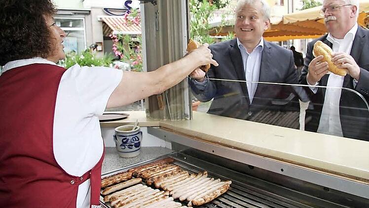 FDP-Landtagsabgeordneter Thomas Hacker und Wirtschaftsminister Martin Zeil machten am Freitag im Rahmen ihrer Bratwurst-Tour Station in Kulmbach. Foto: Sonja Adam