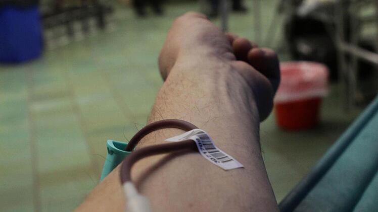 Beim Blutspendetermin fließen etwa 500 Milliliter Blut aus der Armbeuge in die Beutel.  Foto: brk