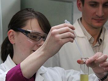 Doktorandin Kristin Götz (hier mit Viktor Gross) ist in der Treibstoff-Forschung am TAC tätig. Foto: Simone Bastian