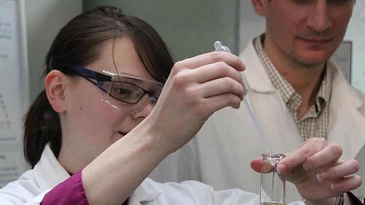 Doktorandin Kristin Götz (hier mit Viktor Gross) ist in der Treibstoff-Forschung am TAC tätig. Foto: Simone Bastian