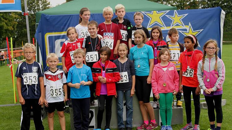 Mit Begeisterung bestiegen die Schüler und Jugendlichen das Siegerpodest.
