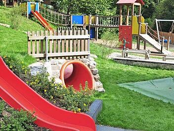 In seinem Jahresrückblick erinnerte Bürgermeister Peter Kraus an den erneuten Umbau in der Kindertagesstätte, so dass ab Januar 2015 dort 33 Kinder über drei Jahren betreut werden können. Auch wurde der Zaun um den Garten (hinten rechts) durch die Gemeindearbeiter erneuert und erhöht.  Foto: Ulrike Langer