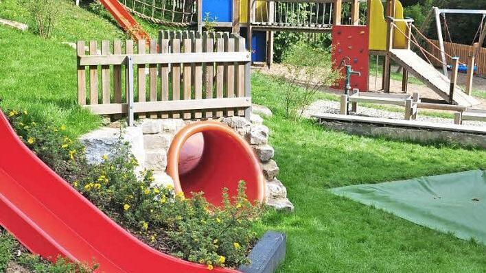 In seinem Jahresrückblick erinnerte Bürgermeister Peter Kraus an den erneuten Umbau in der Kindertagesstätte, so dass ab Januar 2015 dort 33 Kinder über drei Jahren betreut werden können. Auch wurde der Zaun um den Garten (hinten rechts) durch die Gemeindearbeiter erneuert und erhöht.  Foto: Ulrike Langer
