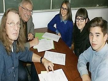 Die neuen Kreisschülersprecher der Mittelschulen im Schulamtsbezirk Kronach (v. r.) Dennis Nguyen, Irem Yekda und "Nachrückerin" Aleyna Karatas. Von links Kreisverbindungslehrer Holger Bernreuther und Schulamtsdirektor Uwe Dörfer Foto: privat