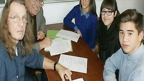 Die neuen Kreisschülersprecher der Mittelschulen im Schulamtsbezirk Kronach (v. r.) Dennis Nguyen, Irem Yekda und "Nachrückerin" Aleyna Karatas. Von links Kreisverbindungslehrer Holger Bernreuther und Schulamtsdirektor Uwe Dörfer Foto: privat