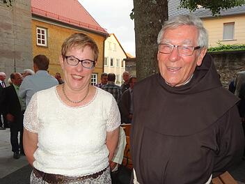 Pater Martin Domogalla kommt aus Dettelbach zurück auf den Kreuzberg. Darüber freut sich mit ihm auch die Chefin des Wirtschaftsbetriebs auf dem Kreuzberg, Angelika Somaruga. Foto: Marion Eckert