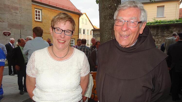 Pater Martin Domogalla kommt aus Dettelbach zurück auf den Kreuzberg. Darüber freut sich mit ihm auch die Chefin des Wirtschaftsbetriebs auf dem Kreuzberg, Angelika Somaruga. Foto: Marion Eckert