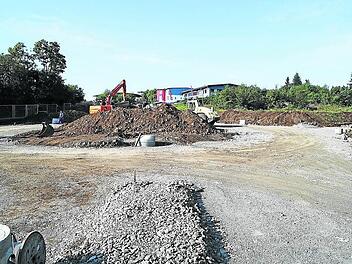 Der Kreisel ist in seiner Form bereits zu erkennen. Noch bis Ende Oktober wird gebaut.  Foto: Jessica Vey