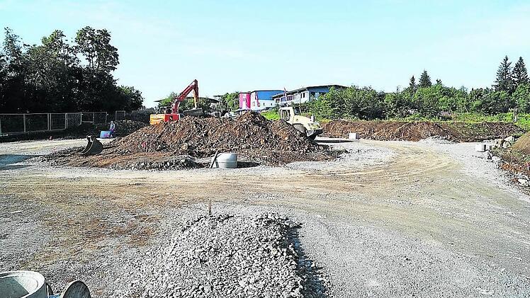 Der Kreisel ist in seiner Form bereits zu erkennen. Noch bis Ende Oktober wird gebaut.  Foto: Jessica Vey