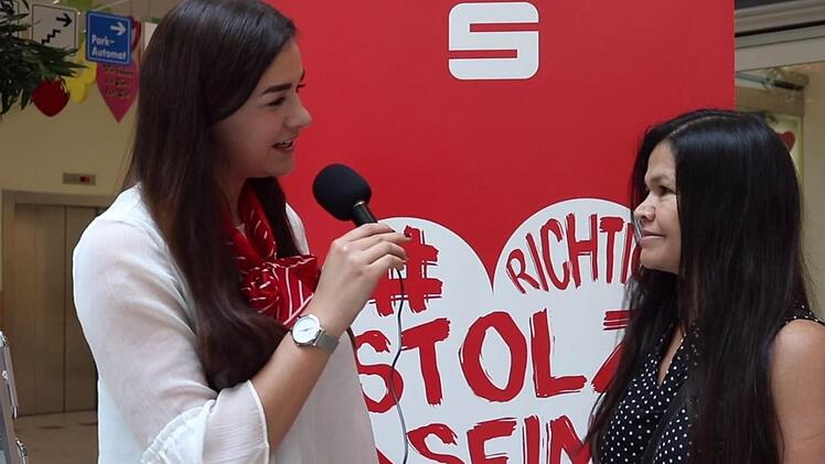 Lorenza Günther, Auszubildende zur Kauffrau für Marketingkommunikation (links), fragte gemeinsam mit ihren Kollegen viele Menschen in Kulmbach und Kronach, worauf sie richtig stolz sind. Unser Bild zeigt eine Szene aus dem dabei entstandenen Video.