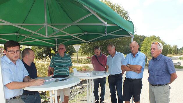 Peter Dittrich, Bernd Gillich, Werner Gr&uuml;ndel, Robert Erhard, Manfred Horn, Ulrich Bogen und William Borkenstein (v. l.) k&auml;mpfen f&uuml;r die Reaktivierung der Aurachtalbahn.    Foto: Manfred Welker