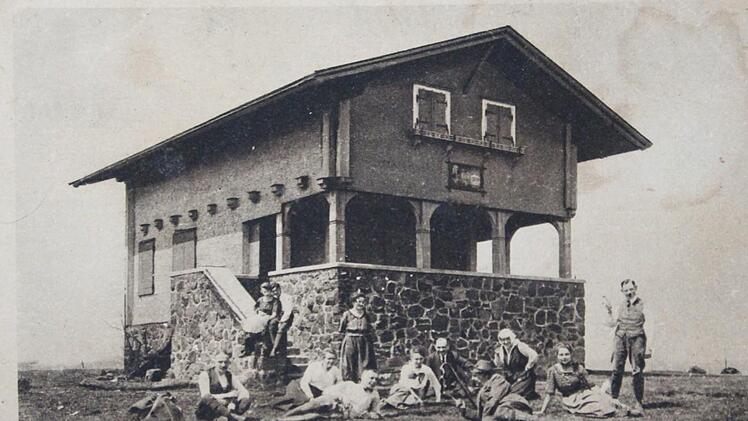 Gipfelszene vor der Kissinger Hütte auf dem Feuerberg. Foto: Archiv Saale-Zeitung/Repro Johannes Schlereth