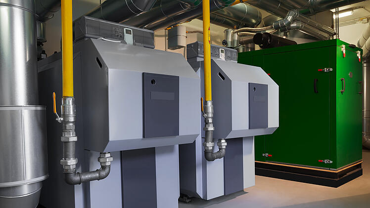 Blockheizkraftwerk (BHKW) für Wärmeversorgung und Stromerzeugung sowie 2 Gas-Brennwert-Kessel mit Biogasbeimischung