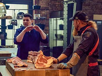 "Mälzers Meisterklasse" In der neuen Folge von "Mälzers Meisterklasse" begrüßt Tim Mälzer (links) den Profikoch Ludwig "Lucki" Maurer.