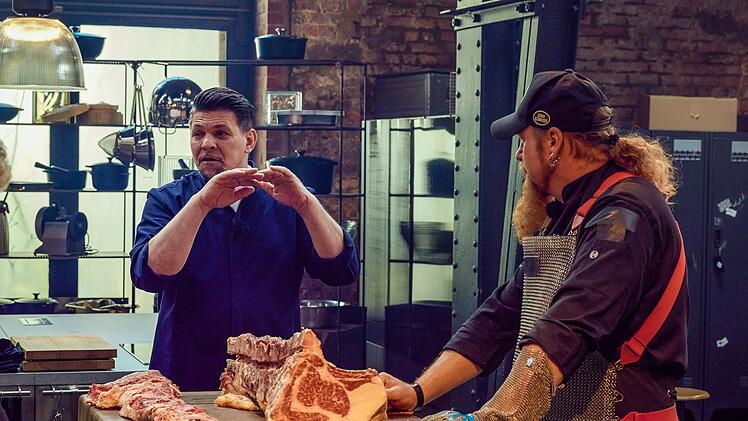 In der neuen Folge von "Mälzers Meisterklasse" begrüßt Tim Mälzer (links) den Profikoch Ludwig "Lucki" Maurer.